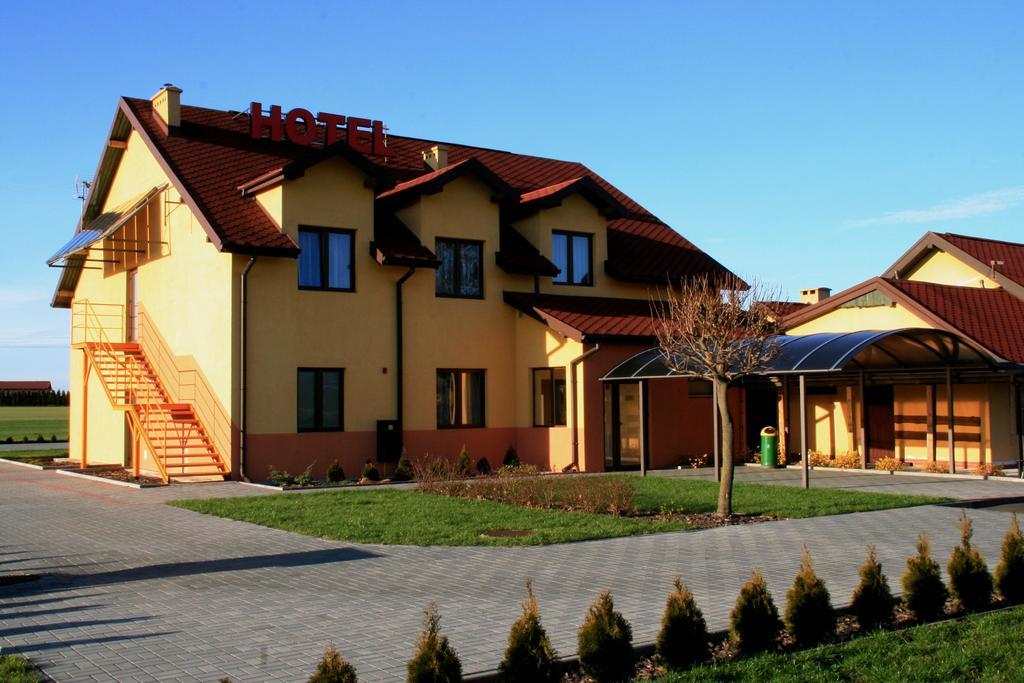 Hotel Kuznia Oberza Polska Лисомице Екстериор снимка