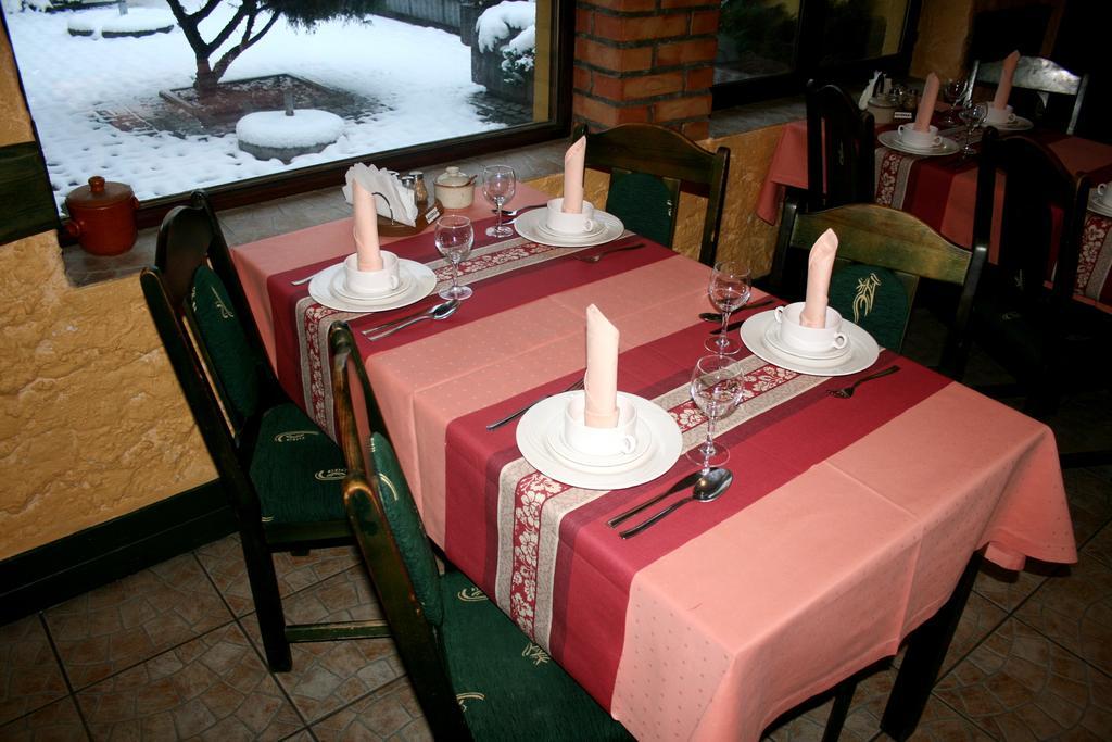Hotel Kuznia Oberza Polska Лисомице Екстериор снимка